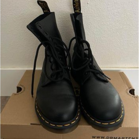 Woman Dr Martens in like new condition. Only wore once - Picture 2 of 3